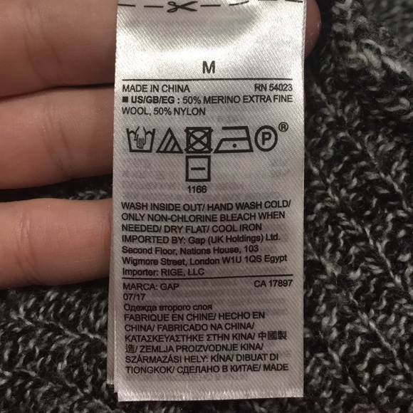 GAP Hooded Pullover - Picture 4 of 5